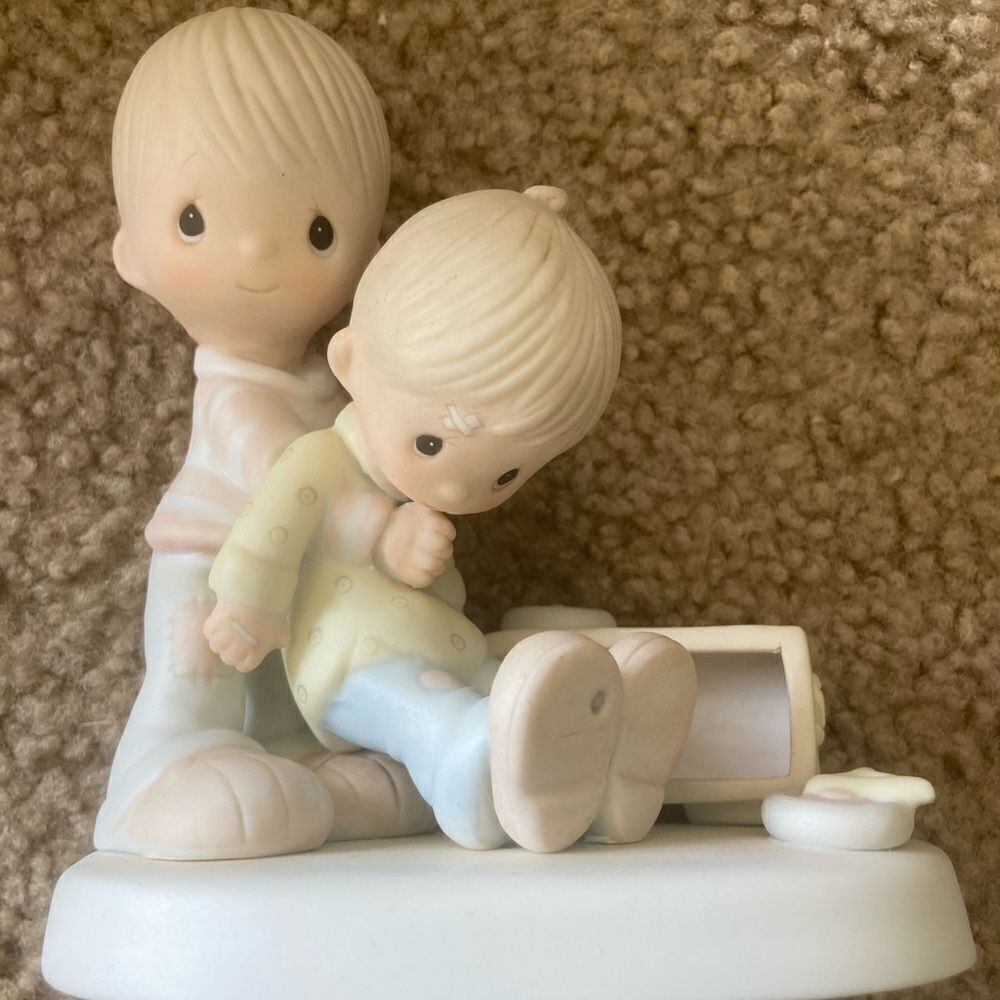 Precious Moments “Love Lifted Me” 1980 Figurine